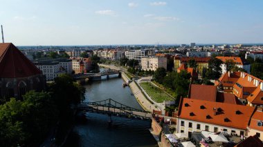 Şehre modern dilek geliştirme mimarisinin zirvesinden bak Avrupa Wroclaw Polonya