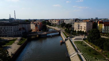 Şehre modern dilek geliştirme mimarisinin zirvesinden bak Avrupa Wroclaw Polonya