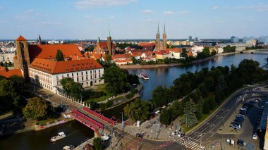 Şehre modern dilek geliştirme mimarisinin zirvesinden bak Avrupa Wroclaw Polonya