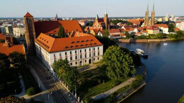 Şehre modern dilek geliştirme mimarisinin zirvesinden bak Avrupa Wroclaw Polonya