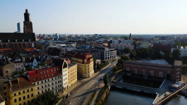 Şehre modern dilek geliştirme mimarisinin zirvesinden bak Avrupa Wroclaw Polonya