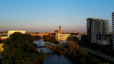 Şehre modern dilek geliştirme mimarisinin zirvesinden bak Avrupa Wroclaw Polonya