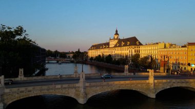 Şehre modern dilek geliştirme mimarisinin zirvesinden bak Avrupa Wroclaw Polonya