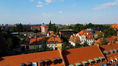 Şehre modern dilek geliştirme mimarisinin zirvesinden bak Avrupa Wroclaw Polonya