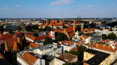 Şehre modern dilek geliştirme mimarisinin zirvesinden bak Avrupa Wroclaw Polonya