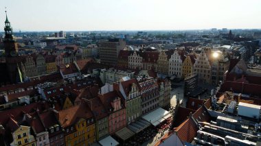 Şehre modern dilek geliştirme mimarisinin zirvesinden bak Avrupa Wroclaw Polonya
