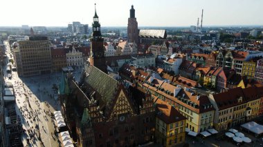 Şehre modern dilek geliştirme mimarisinin zirvesinden bak Avrupa Wroclaw Polonya