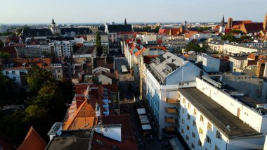 Şehre modern dilek geliştirme mimarisinin zirvesinden bak Avrupa Wroclaw Polonya