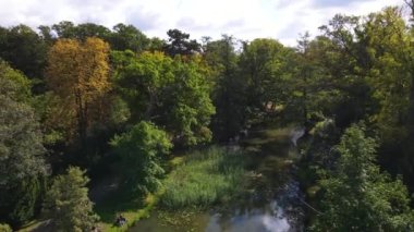 Sonbahar parkı eğlencesi insansız hava aracı Polonya Wroclaw ile doğa manzarası yerleştirdi