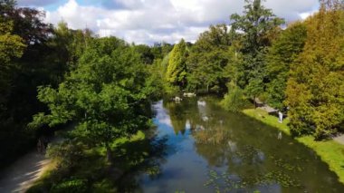 Sonbahar parkı eğlencesi insansız hava aracı Polonya Wroclaw ile doğa manzarası yerleştirdi