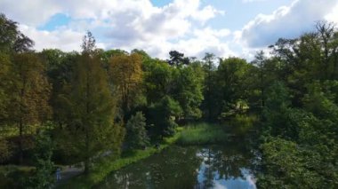 Sonbahar parkı eğlencesi insansız hava aracı Polonya Wroclaw ile doğa manzarası yerleştirdi