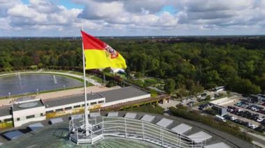 Wroclaw bayrağı Wroclaw şehrinin sembollerinden biridir..