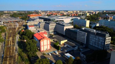 Şehre modern dilek geliştirme mimarisinin zirvesinden bak Avrupa Wroclaw Polonya