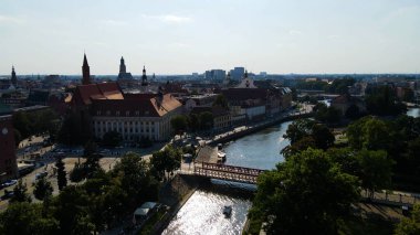 Şehre modern dilek geliştirme mimarisinin zirvesinden bak Avrupa Wroclaw Polonya