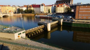 Şehre modern dilek geliştirme mimarisinin zirvesinden bak Avrupa Wroclaw Polonya