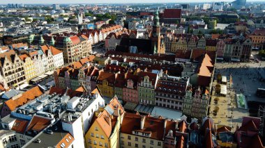 Şehre modern dilek geliştirme mimarisinin zirvesinden bak Avrupa Wroclaw Polonya