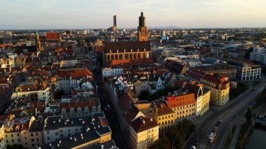 Şehre modern dilek geliştirme mimarisinin zirvesinden bak Avrupa Wroclaw Polonya