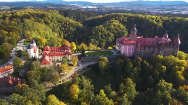 Ksiaz ya da Frstenstein - Silezya sonbahar ormanlarındaki en büyük kale.