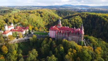 Ksiaz ya da Frstenstein - Silezya sonbahar ormanlarındaki en büyük kale.