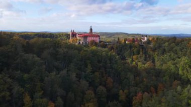 Ksiaz ya da Frstenstein - Silezya sonbahar ormanlarındaki en büyük kale.