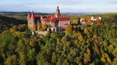 Ksiaz ya da Frstenstein - Silezya sonbahar ormanlarındaki en büyük kale.