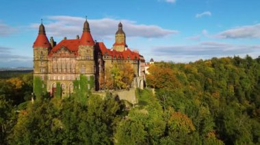 Ksiaz ya da Frstenstein - Silezya sonbahar ormanlarındaki en büyük kale.