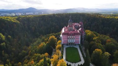 Ksiaz ya da Frstenstein - Silezya sonbahar ormanlarındaki en büyük kale.