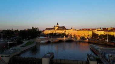 Şehre modern dilek geliştirme mimarisinin zirvesinden bak Avrupa Wroclaw Polonya