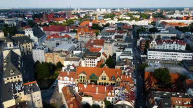 Şehre modern dilek geliştirme mimarisinin zirvesinden bak Avrupa Wroclaw Polonya