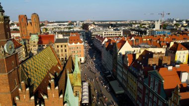 Şehre modern dilek geliştirme mimarisinin zirvesinden bak Avrupa Wroclaw Polonya