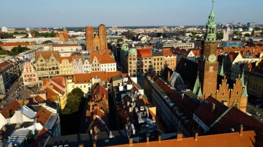 Şehre modern dilek geliştirme mimarisinin zirvesinden bak Avrupa Wroclaw Polonya