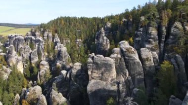 Çek Cumhuriyeti, Bohemya 'nın Broumov Uplands bölgesindeki Adrspach-Teplice Dağ Parkı' nın havadan görünüşü