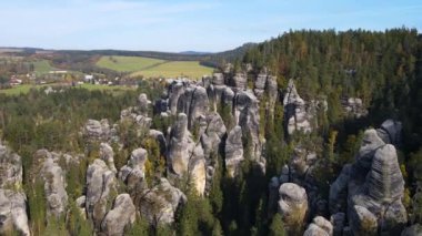 Çek Cumhuriyeti, Bohemya 'nın Broumov Uplands bölgesindeki Adrspach-Teplice Dağ Parkı' nın havadan görünüşü