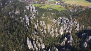 Çek Cumhuriyeti, Bohemya 'nın Broumov Uplands bölgesindeki Adrspach-Teplice Dağ Parkı' nın havadan görünüşü