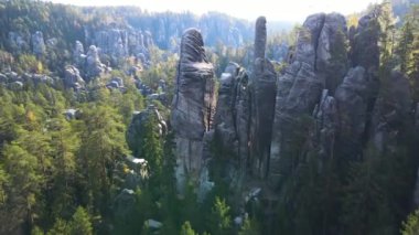 Çek Cumhuriyeti, Bohemya 'nın Broumov Uplands bölgesindeki Adrspach-Teplice Dağ Parkı' nın havadan görünüşü