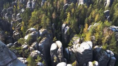 Çek Cumhuriyeti, Bohemya 'nın Broumov Uplands bölgesindeki Adrspach-Teplice Dağ Parkı' nın havadan görünüşü