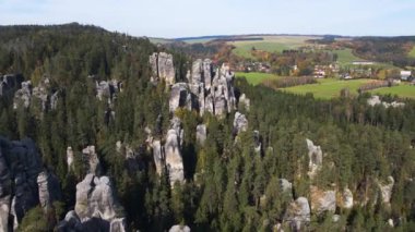 Çek Cumhuriyeti, Bohemya 'nın Broumov Uplands bölgesindeki Adrspach-Teplice Dağ Parkı' nın havadan görünüşü