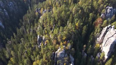 Çek Cumhuriyeti, Bohemya 'nın Broumov Uplands bölgesindeki Adrspach-Teplice Dağ Parkı' nın havadan görünüşü