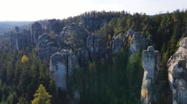 Çek Cumhuriyeti, Bohemya 'nın Broumov Uplands bölgesindeki Adrspach-Teplice Dağ Parkı' nın havadan görünüşü