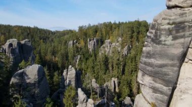 Çek Cumhuriyeti, Bohemya 'nın Broumov Uplands bölgesindeki Adrspach-Teplice Dağ Parkı' nın havadan görünüşü