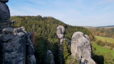 Çek Cumhuriyeti, Bohemya 'nın Broumov Uplands bölgesindeki Adrspach-Teplice Dağ Parkı' nın havadan görünüşü