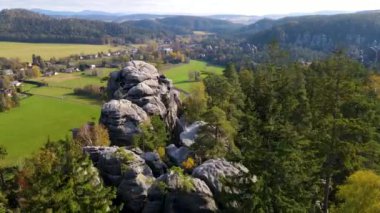Çek Cumhuriyeti, Bohemya 'nın Broumov Uplands bölgesindeki Adrspach-Teplice Dağ Parkı' nın havadan görünüşü