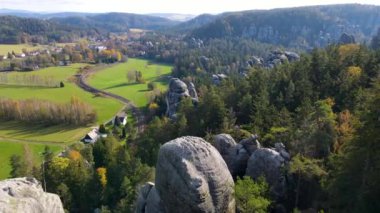 Çek Cumhuriyeti, Bohemya 'nın Broumov Uplands bölgesindeki Adrspach-Teplice Dağ Parkı' nın havadan görünüşü