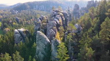 Çek Cumhuriyeti, Bohemya 'nın Broumov Uplands bölgesindeki Adrspach-Teplice Dağ Parkı' nın havadan görünüşü