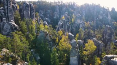 Çek Cumhuriyeti, Bohemya 'nın Broumov Uplands bölgesindeki Adrspach-Teplice Dağ Parkı' nın havadan görünüşü