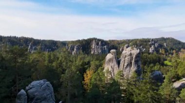 Çek Cumhuriyeti, Bohemya 'nın Broumov Uplands bölgesindeki Adrspach-Teplice Dağ Parkı' nın havadan görünüşü