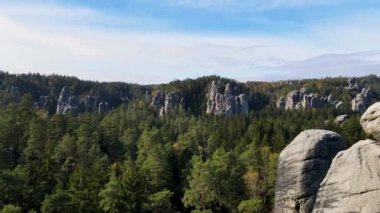 Çek Cumhuriyeti, Bohemya 'nın Broumov Uplands bölgesindeki Adrspach-Teplice Dağ Parkı' nın havadan görünüşü