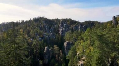 Çek Cumhuriyeti, Bohemya 'nın Broumov Uplands bölgesindeki Adrspach-Teplice Dağ Parkı' nın havadan görünüşü