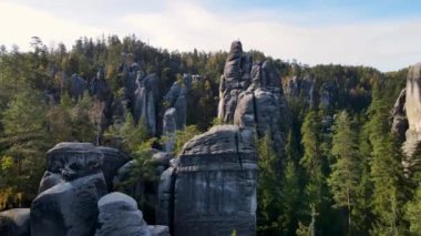 Çek Cumhuriyeti, Bohemya 'nın Broumov Uplands bölgesindeki Adrspach-Teplice Dağ Parkı' nın havadan görünüşü