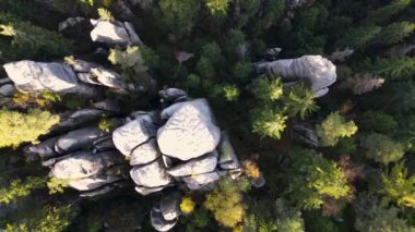Çek Cumhuriyeti, Bohemya 'nın Broumov Uplands bölgesindeki Adrspach-Teplice Dağ Parkı' nın havadan görünüşü